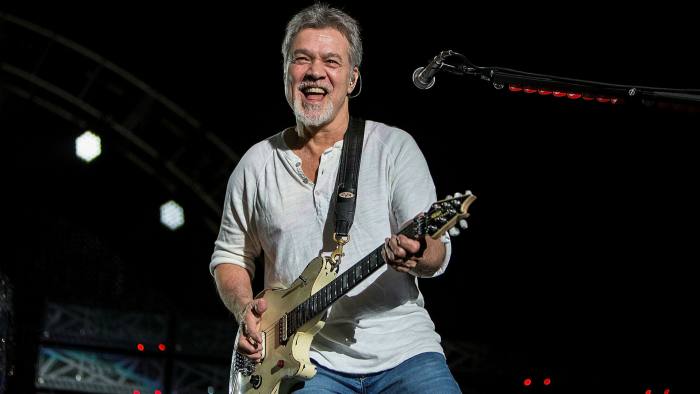 Tre chitarre appartenute al grande Eddie Van Halen sono state vendute all’asta per 422 mila dollari