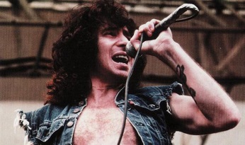 AC/DC, pubblicate ufficialmente le registrazioni perdute di Bon Scott con la sua prima band, i Fraternity
