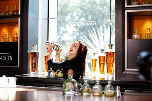 La bartender siciliana Chiara Mascellaro partecipa con il suo cocktail “Rosalia” alla “sifda” lanciata dalla Difford’s Guide per la ricerca il Margarita dell’anno. Il migliore verrà scelto dal pubblico: votazioni al via oggi fino al 9 marzo