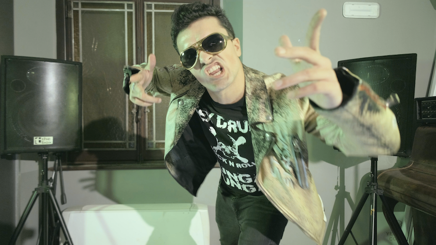 “Frugo nel frigo” fuori il disco d’esordio del cantautore rock ‘n’ roll Luca Sammartino